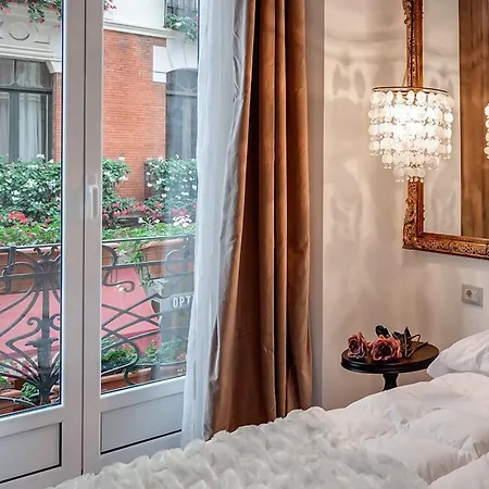 Purple Dog Apart-hotel