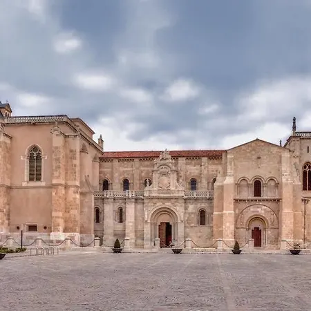 Апарт-отель Purple Dog Леон